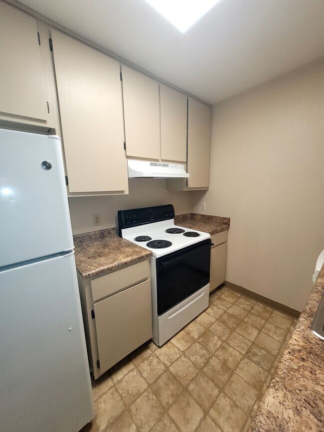 Building Photo - Condo on Madison Avenue. MOVE IN SPECIAL. 1 month free.