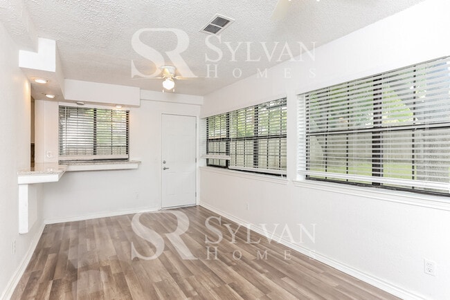 Building Photo - Feel welcome and comfortable in this spacious 3BR 2.5BA