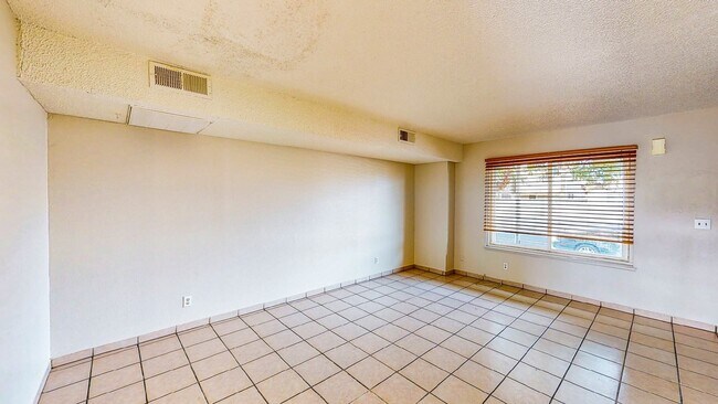 Building Photo - 2 BEDROOM 1 1/2 BATH TOWN HOME