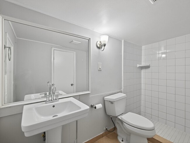 Building Photo - 964 W Lakewood Rd