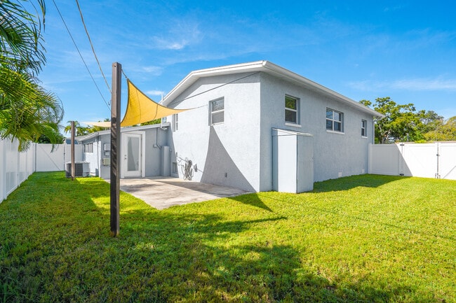 Building Photo - 4420 W Fair Oaks Ave