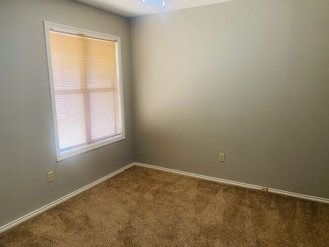 Building Photo - 3 bed 2 bath 2 car garage! Self Showing