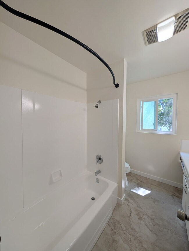Building Photo - Single Story 3 Bedroom Home in Vista!