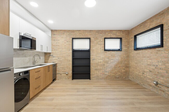 Building Photo - 2111 W Augusta Blvd