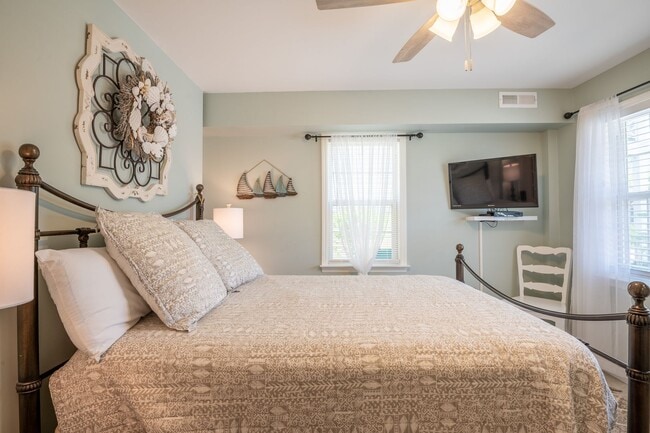 Building Photo - SHORT TERM ONLY Happy As A Clam Duplex