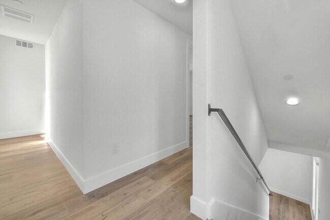 Building Photo - Luxury 2 & 4 Bed Townhomes in NoHo!