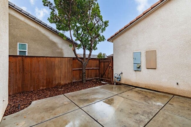 Building Photo - Great Harlan Ranch Home! Don't miss out!