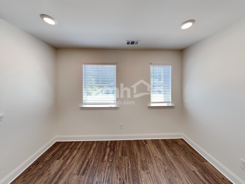 Building Photo - 447 Sandstone Dr