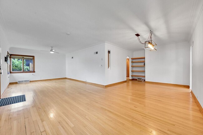 Building Photo - 3 bedroon 1.5 bath home with amazing yard ...