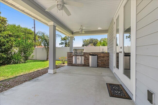 Building Photo - 1021 Seaside Dr N