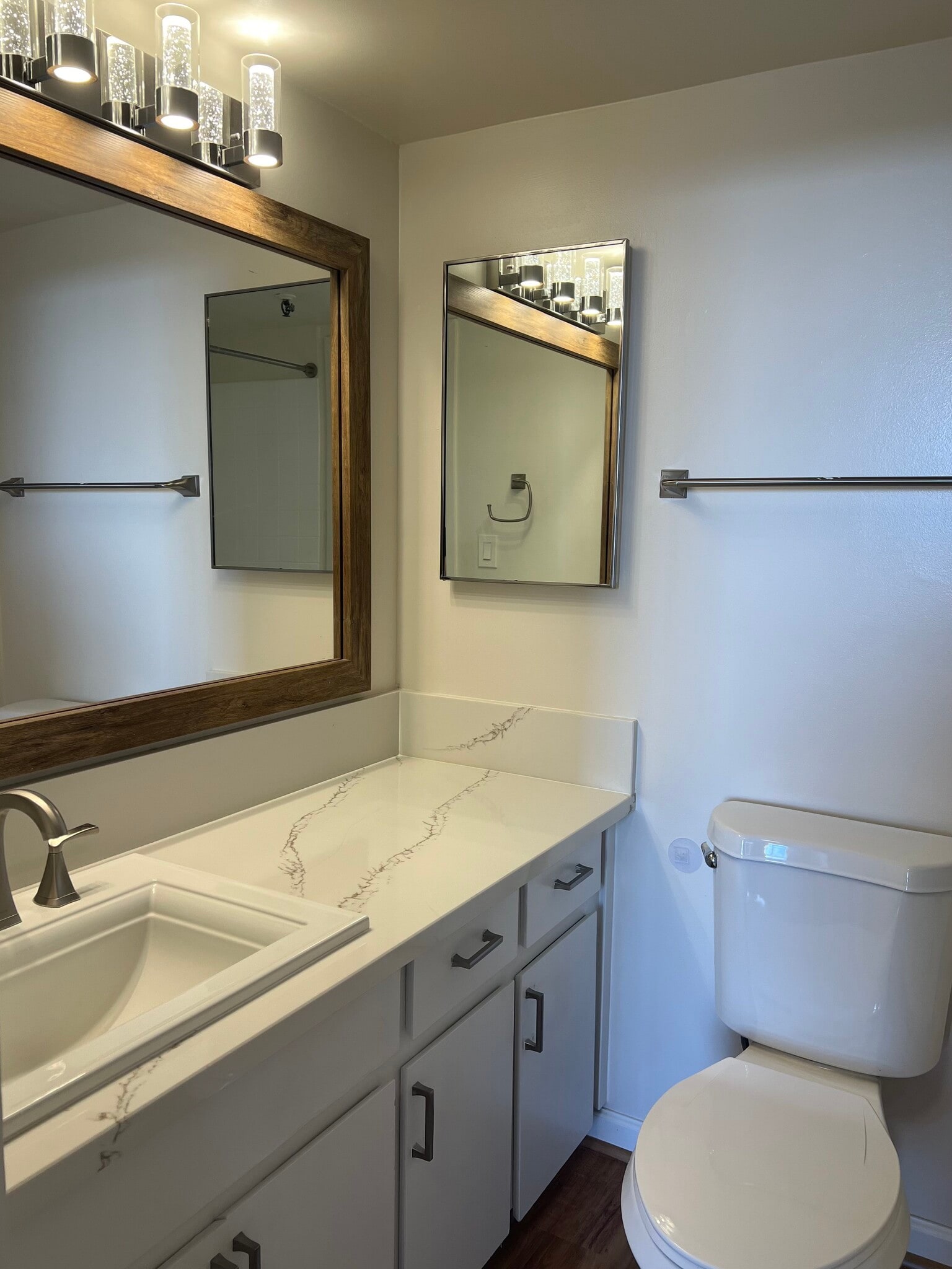 Master bathroom (Shower/tub) - 2499 Kapiolani Blvd