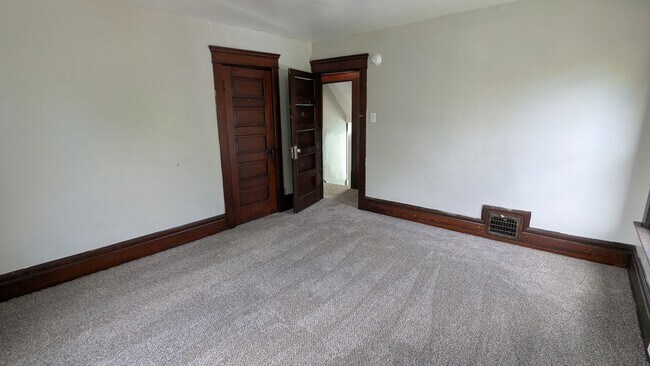 Building Photo - Spacious 5-bedroom, 1-bath home offers flexible living across multiple levels in Akron