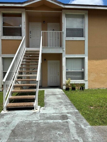 Building Photo - 8021 SW 21st Ct