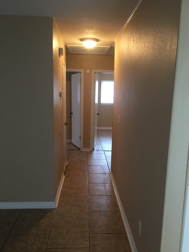 Building Photo - Three Bedroom One Bath
