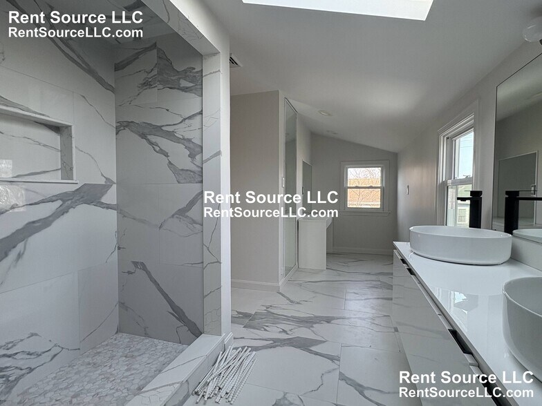 Building Photo - 52 Cotting St