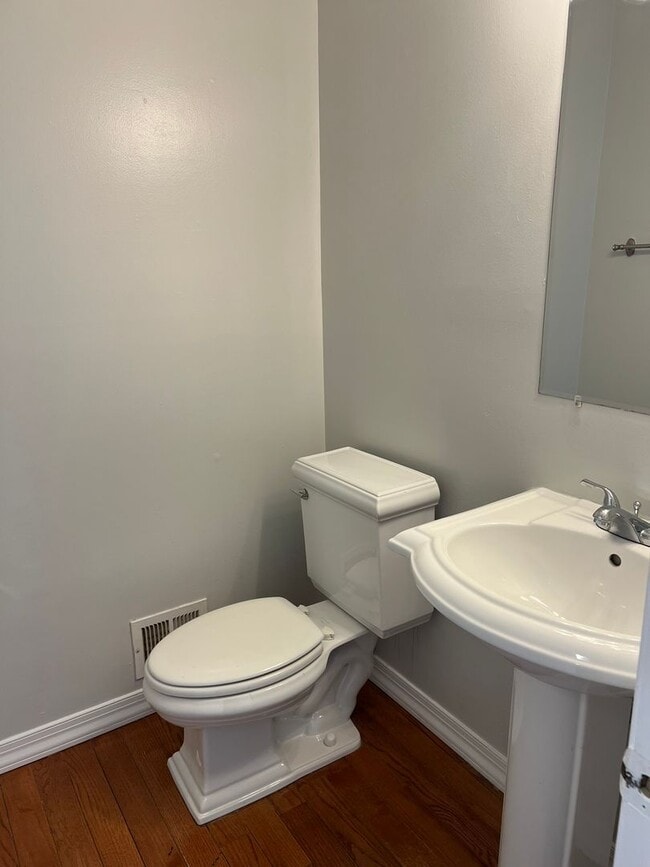 Building Photo - Renovated End-Unit Townhome