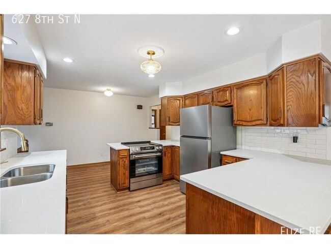 Building Photo - 627 8th St N