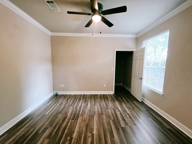 Building Photo - 900 Dean Lee Dr