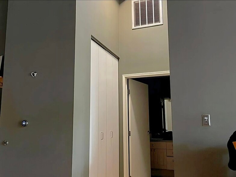 14 ft ceilings - 1924 N Hubbard St