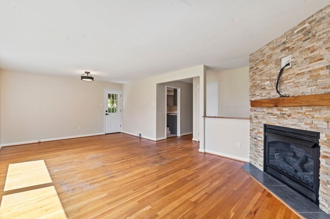 Building Photo - Beautifully Renovated 4 Bed/ 2 Bath with 2 Car Garage