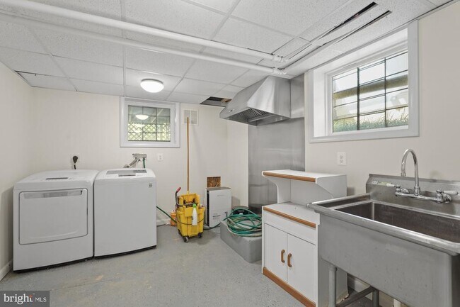 Building Photo - 5602 39th St NW