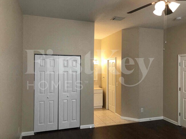 Building Photo - 1036 SE 11th St