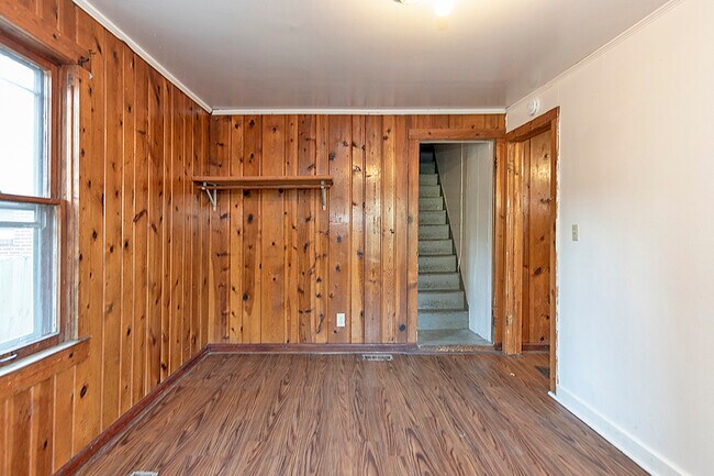 Building Photo - 117 Louis St