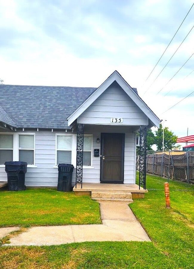 Building Photo - 135 SE 32nd St