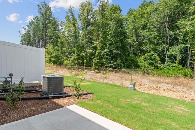 Building Photo - Updated 3BR Townhome with Pool and Spaciou...