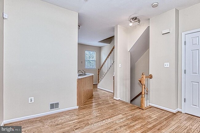 Building Photo - 5832 Cowling Ct