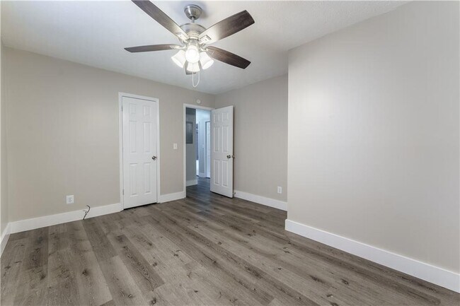 Building Photo - 5700 Tracy Dr SE