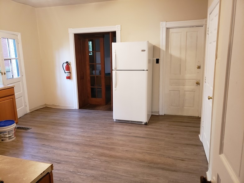 Building Photo - 213 W Chestnut St