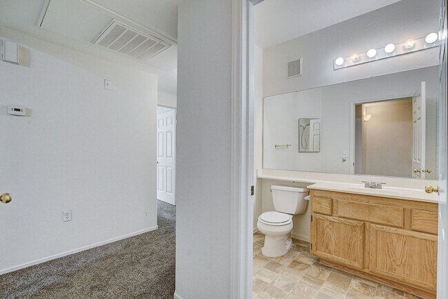 Building Photo - Move right into this 2 bedroom, 2 bath condo!