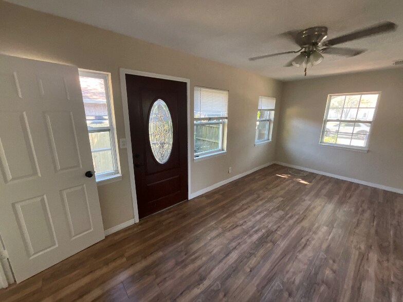 Building Photo - 32 8th Ave SE