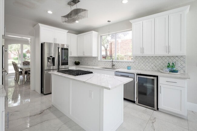 Building Photo - 2029 Primrose Dr
