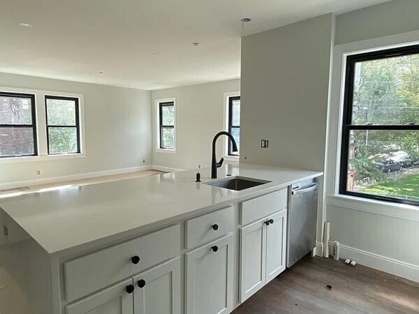 Building Photo - 25 Atkins St