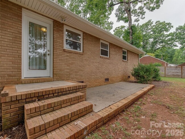 Building Photo - 5646 Oak Dr