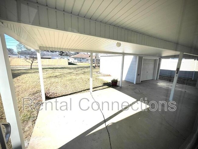 Building Photo - 604 S Carbon St