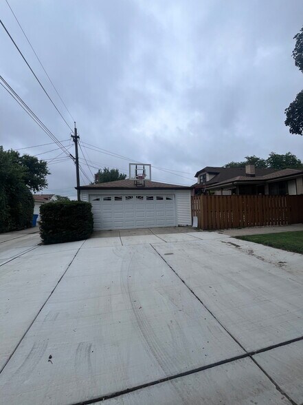 Building Photo - 5300 N Mason Ave