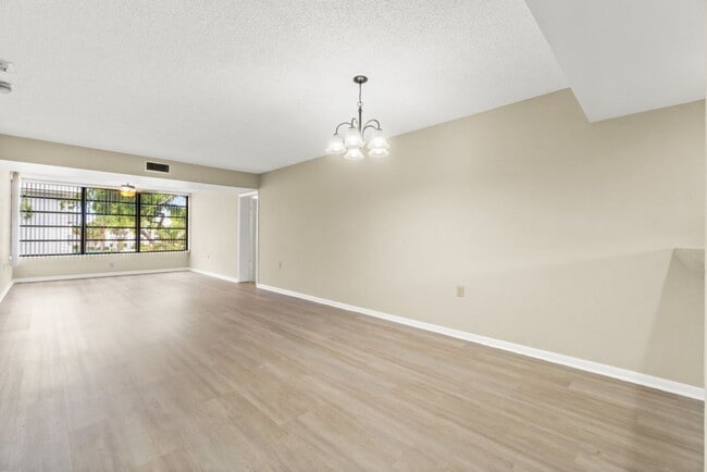 Building Photo - Spacious 2BR/2BA Condo at Whitehall - West Palm Beach