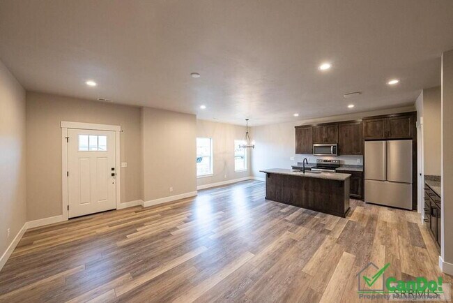 Building Photo - BEAUTIFUL 4 BEDROOM TOWNHOME for rent in Ammon w/ 2 Car Garage! Deposit-Free Lease option for qua...