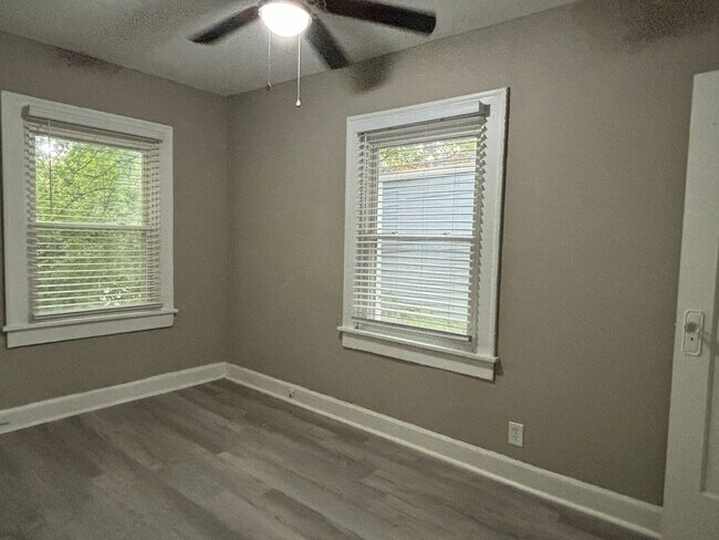 Building Photo - 3-Bed, 1-Bath Home – Fenced Yard, Off-Street Parking, Spacious Kitchen & In-Unit Laundry