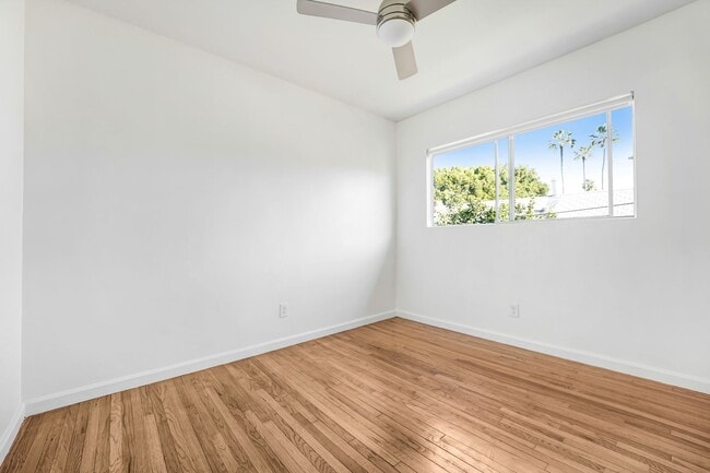 Building Photo - This upstairs 2 bed / 1 bath apartment in Echo Park is now available - With parking and in-unit l...