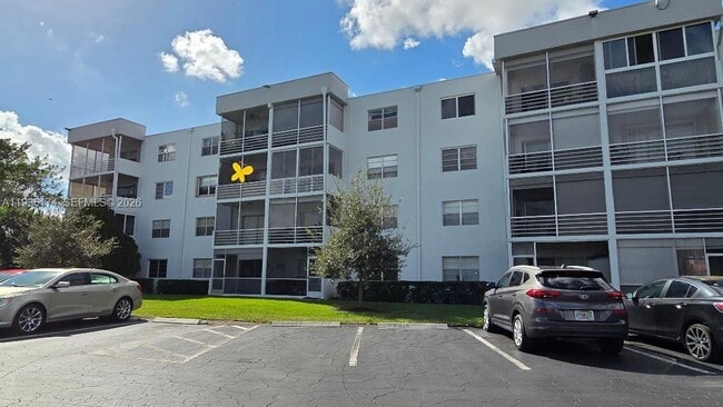 Building Photo - 3000 Sunrise Lakes Dr W