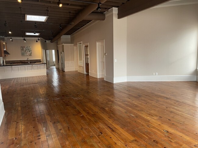 1BR, 1.5BA - 3,000SF, Dining Area - 2 N Washington St