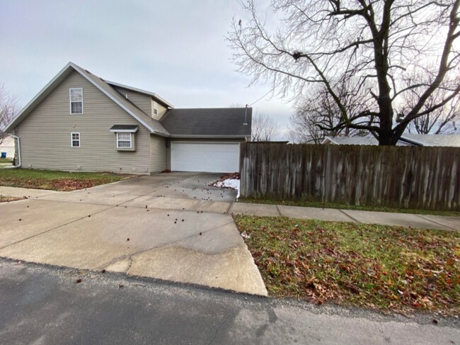 2-car garage with fenced-in backyard. - 1604 E Adams St