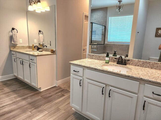 Building Photo - Luxurious 3 Bedroom, 2 Bath Home in the Ex...
