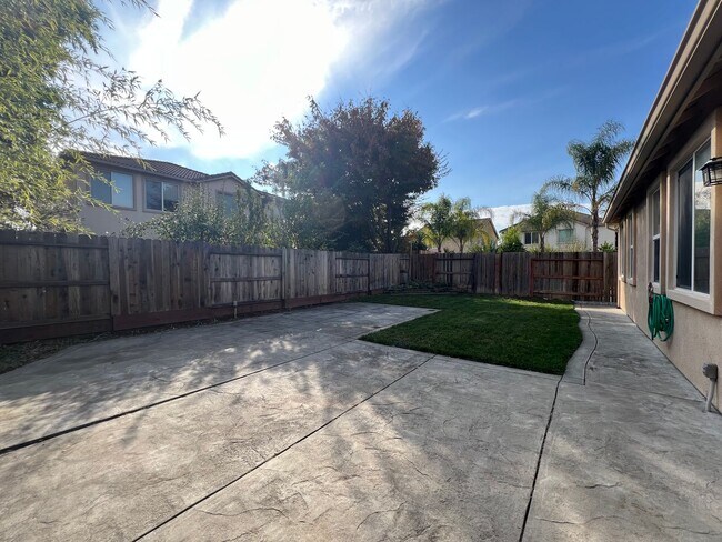 Building Photo - West Sacramento Gem with 3 Bedrooms & 2 Ba...