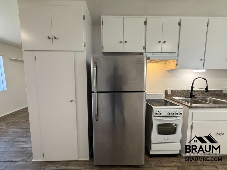 Building Photo - 15634 Leadwell St