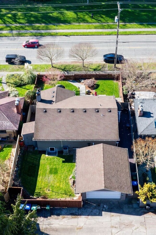 Building Photo - Elegant and Spacious Air-Conditioned Lincoln Park Rambler